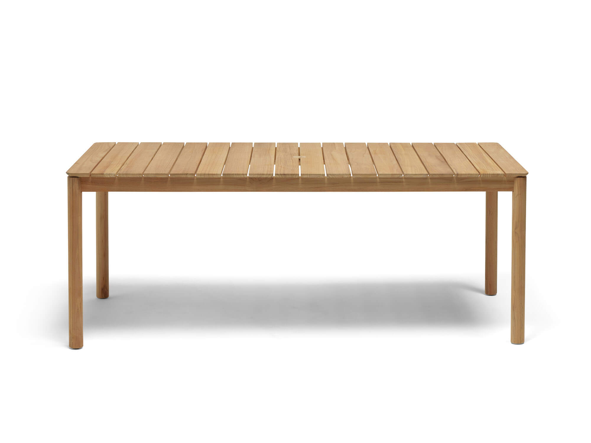 Vue de face d'une table à manger extérieure rectangulaire en bois
